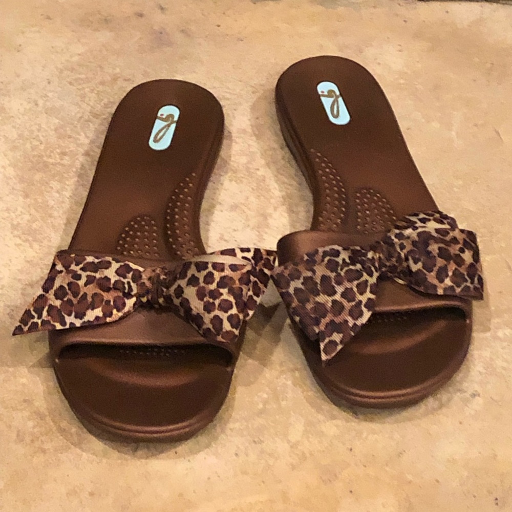OKA b. Brown Slides with Cheetah Print Bow • ML